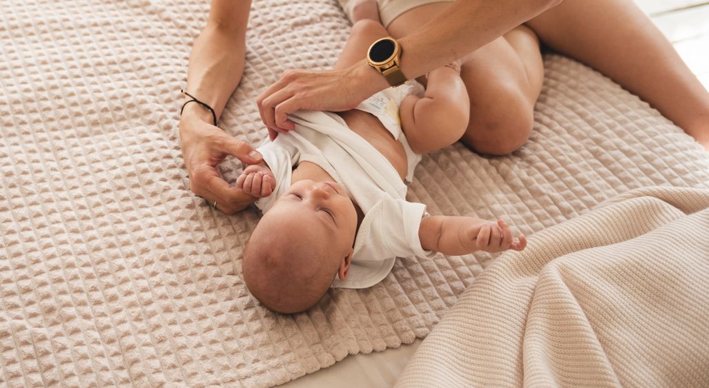 Przewijanie i ubieranie dziecka (niemowlaka, noworodka) – terapeutyczna pielęgnacja
