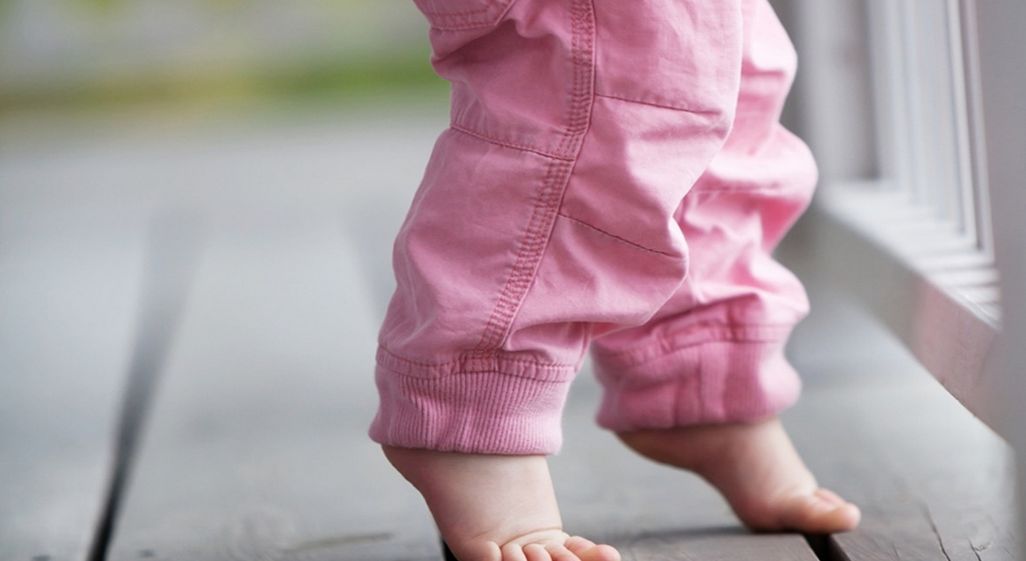 Chodzenie na palcach u dziecka – przyczyny i diagnostyka